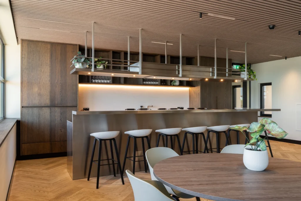 Personeelskantine en koffiecorner in bedrijfspand Amsterdam — foto 35